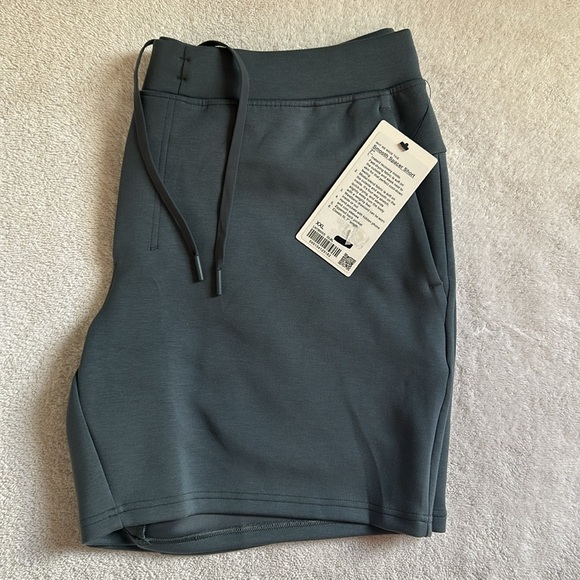 NWT Lululemon Men’s Smooth Spacer Short 7” in Oil Blue color. - Picture 3 of 3